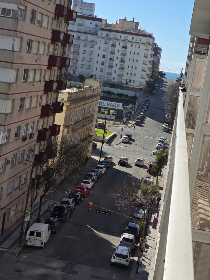 DEPARTAMENTO A LA VENTA 3 AMBIENTES C/ BALCON CORRIDO A LA CALLE ** Urgencia de venta por viaje**