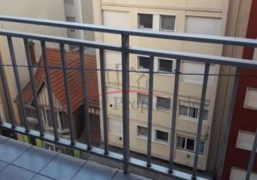 DEPARTAMENTO A LA VENTA 3 AMBIENTES C/ BALCON CORRIDO A LA CALLE ** Urgencia de venta por viaje**